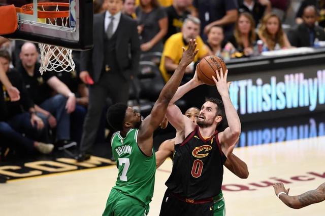 中国男篮81-82憾负！最后神奇10秒钟，郭士强给年轻后卫交学费